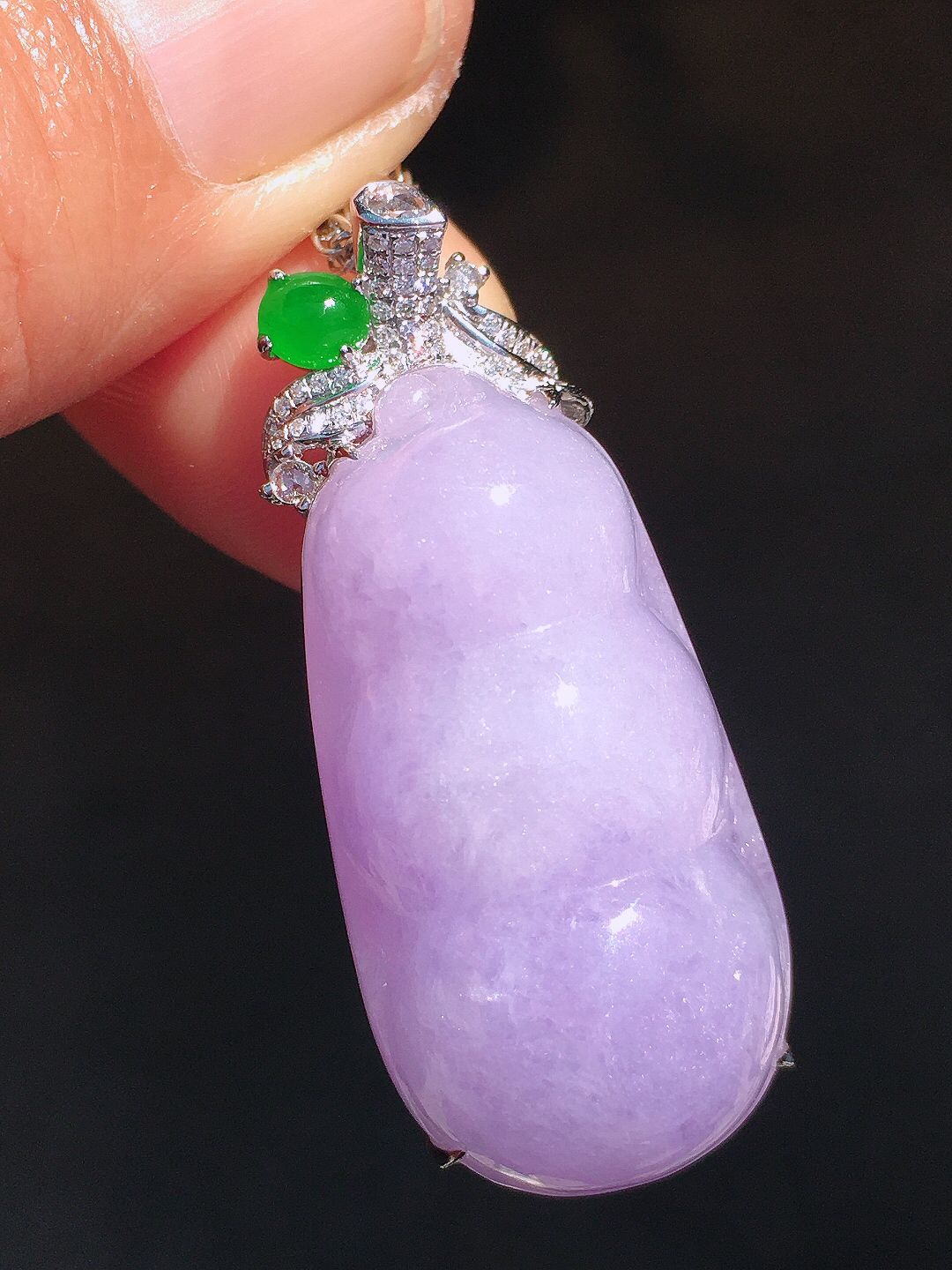 紫罗兰福豆吊坠，色泽均匀艳丽，玉质细腻，荧光感超
强，饱满圆润，尽显优雅气质，18k
金豪华镶嵌