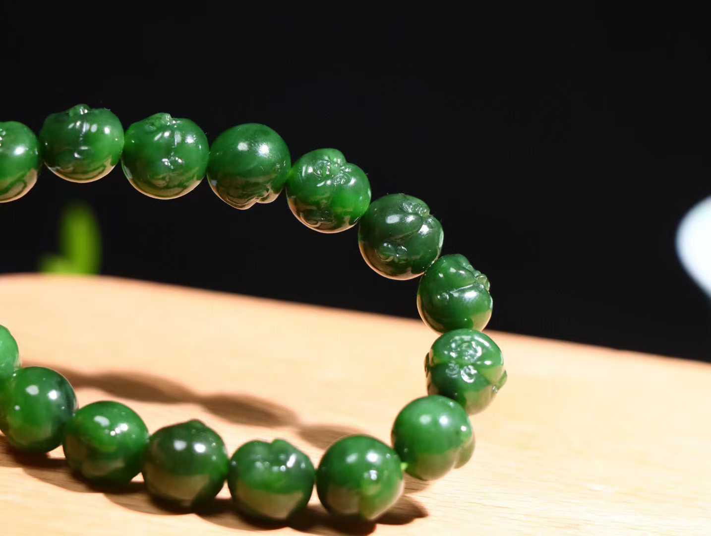 【佛佑众生】

精品和田玉碧玉佛头手串，七号矿老料 玉质温润细腻，油性十足，精雕佛像，面容慈祥，憨态可掬，佛祖能利益安乐一切众生，满足一切愿求。给佩戴者带来平安与慈悲，永保平安。
尺寸取一11mm 重35.5克 O8242061045