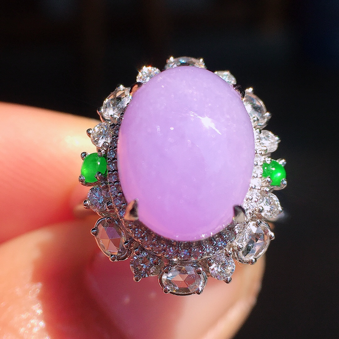 紫罗兰蛋面戒指/吊坠两用款，色泽均匀艳丽，玉质细腻，荧光感超
强，饱满圆润，尽显优雅气质，18k
金