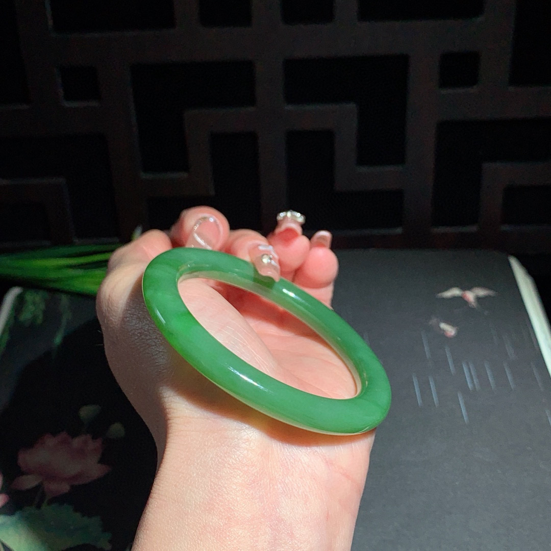 和田玉碧玉55.9圈口阳绿色猫眼圆条碧玉手镯！玉质细腻油润 底色纯净 无裂无杂 脂粉好，品质高。