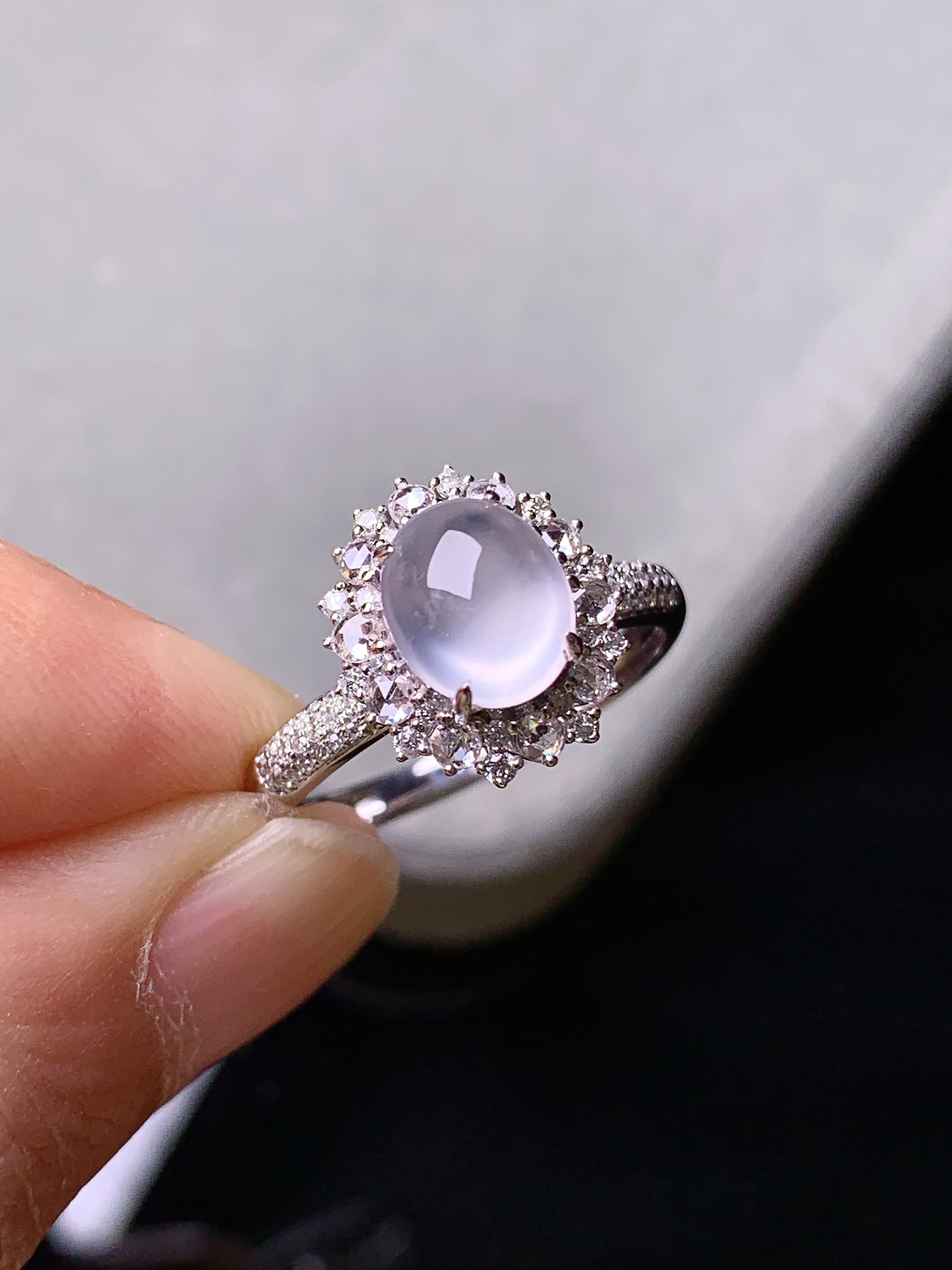 18k金钻镶嵌冰种蛋面戒指 玉质细腻 色泽艳丽清新 水润亮眼 圈口14.5 整体尺寸12*11*8.