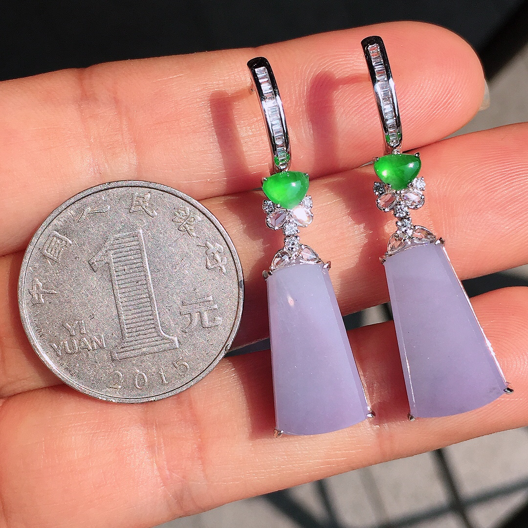 紫罗兰无事牌耳坠，色泽均匀艳丽，玉质细腻，荧光感超
强，饱满圆润，尽显优雅气质，18k
金豪华镶嵌