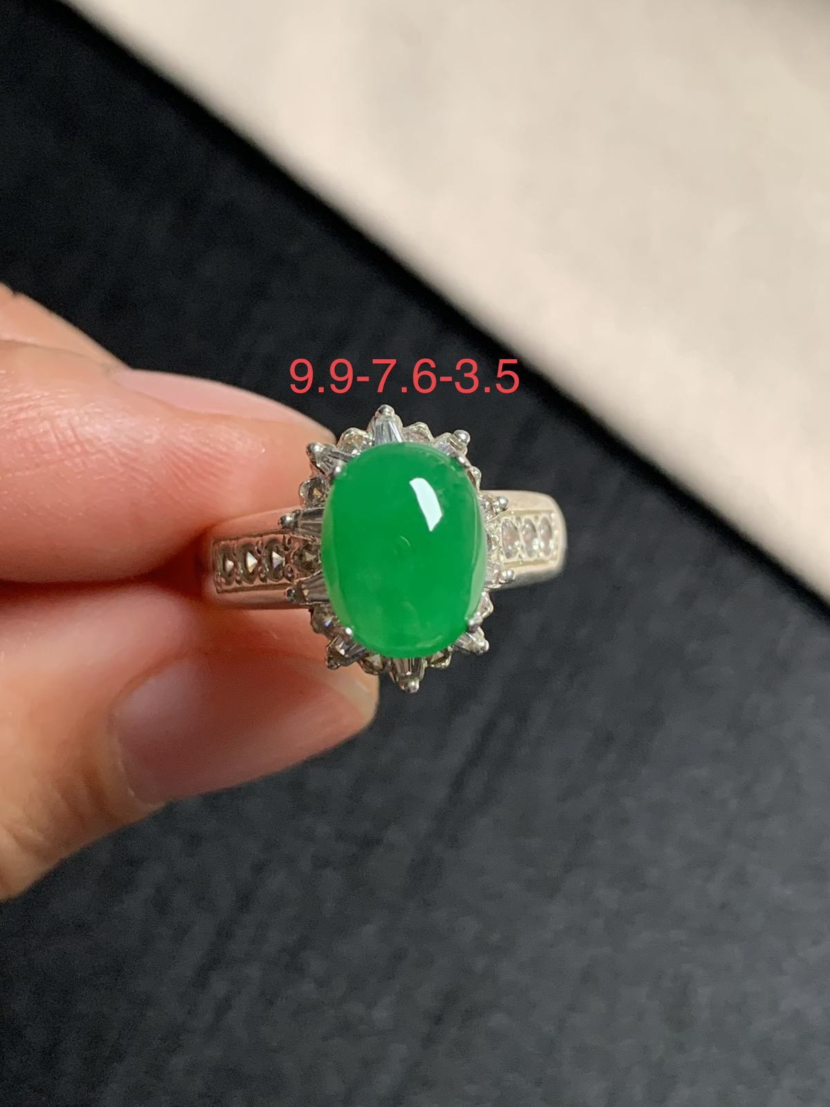 冰阳绿戒面
种好色好品相好，色泽艳丽纯正，质地细腻水灵