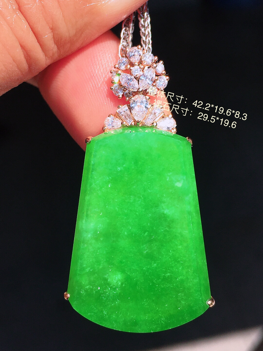 阳绿无事牌吊坠，色泽均匀艳丽，玉质细腻，荧光感超
强，饱满圆润，尽显优雅气质，18k
金豪华镶嵌