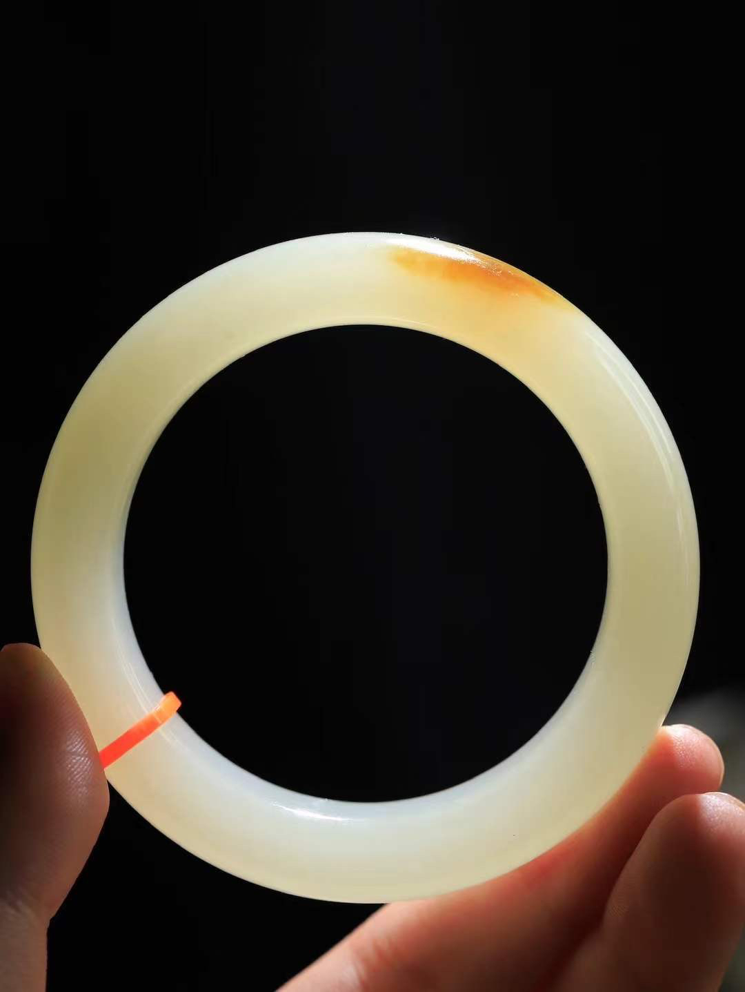 （一见倾心.手镯）

精品和田玉手镯，玉质温润细腻 油性十足 手感舒适，高华雅逸，线条流畅，简约大气，美自天成，素雅高贵。佩戴于腕间，婉约之美，举手投足间透出那低调奢华。重93克 尺寸56.5-15.8-10.6mm17301330T