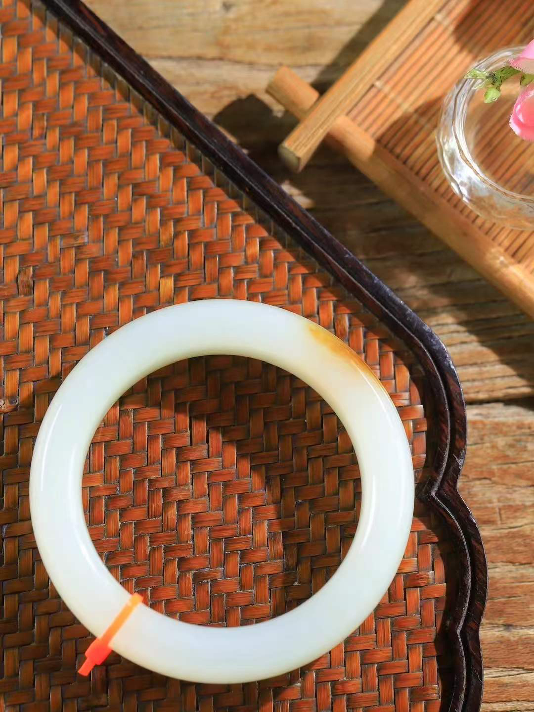 （一见倾心.手镯）

精品和田玉手镯，玉质温润细腻 油性十足 手感舒适，高华雅逸，线条流畅，简约大气，美自天成，素雅高贵。佩戴于腕间，婉约之美，举手投足间透出那低调奢华。重93克 尺寸56.5-15.8-10.6mm17301330T