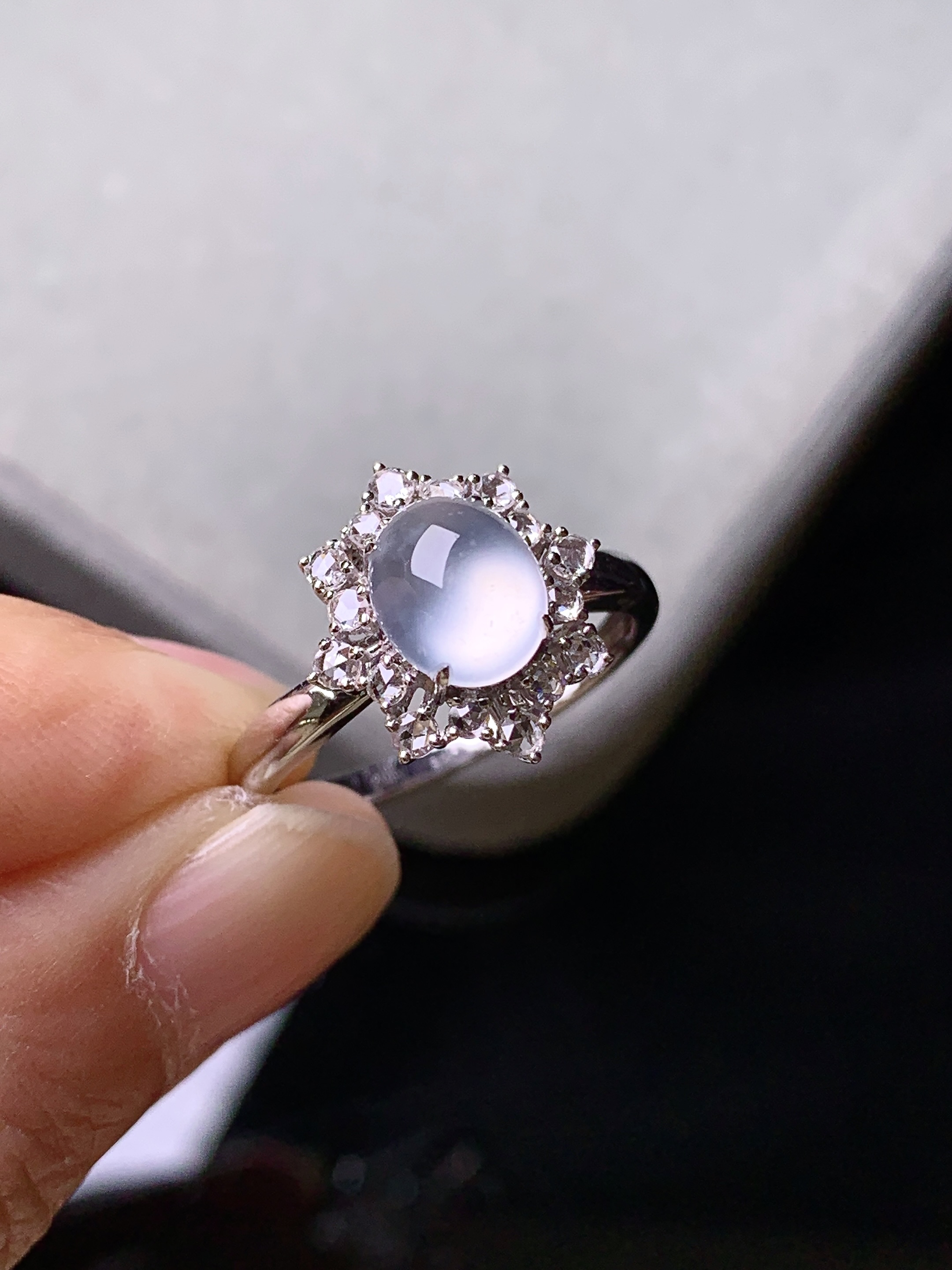 18k金钻镶嵌冰种蛋面戒指 玉质细腻 色泽艳丽清新 水润亮眼 圈口14 整体尺寸13*12.2*7.