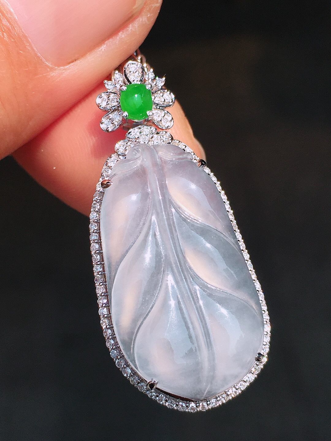 冰种玉叶吊坠，玉质细腻，荧光感超
强，饱满圆润，尽显优雅气质，18k
金豪华镶嵌