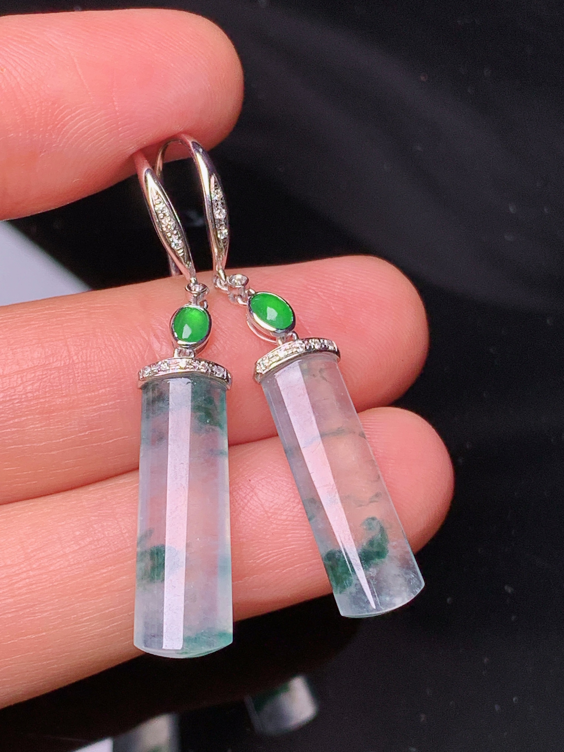 18k金钻镶嵌冰种玉柱耳坠 吊坠 玉质细腻 色泽艳丽清新 水润亮眼 整体尺寸41.2*6.8*3b1