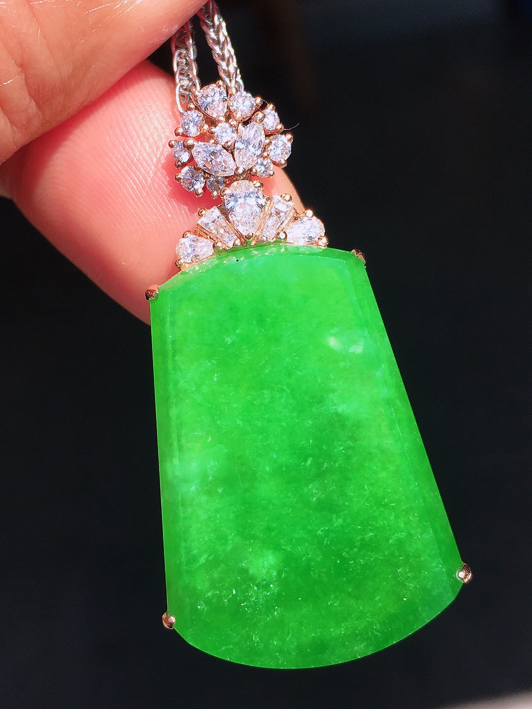 阳绿无事牌吊坠，色泽均匀艳丽，玉质细腻，荧光感超
强，饱满圆润，尽显优雅气质，18k
金豪华镶嵌