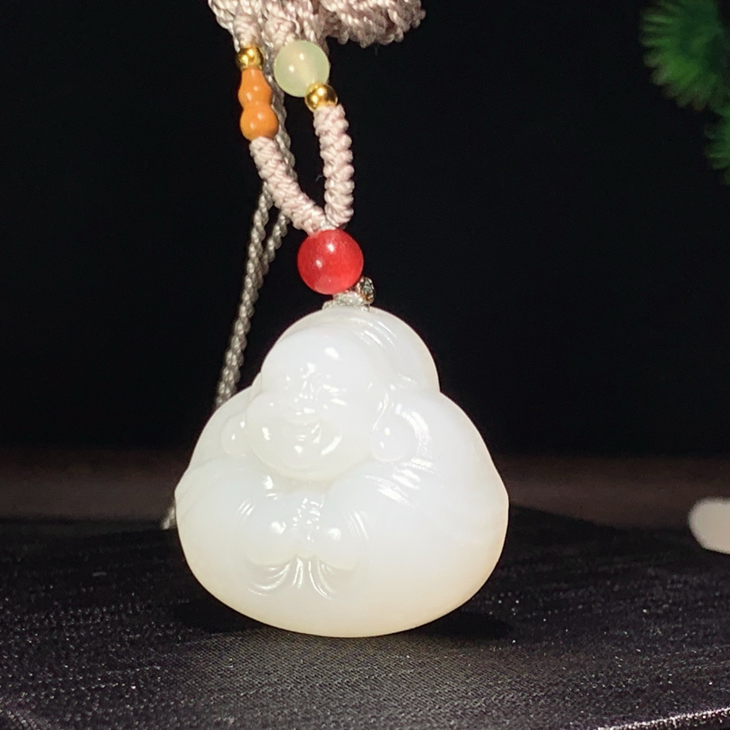 新疆和田玉佛引福来挂件。尺寸26/28/12重15.5克。玉质细腻油润。手推出油。佩戴高端典雅。lt