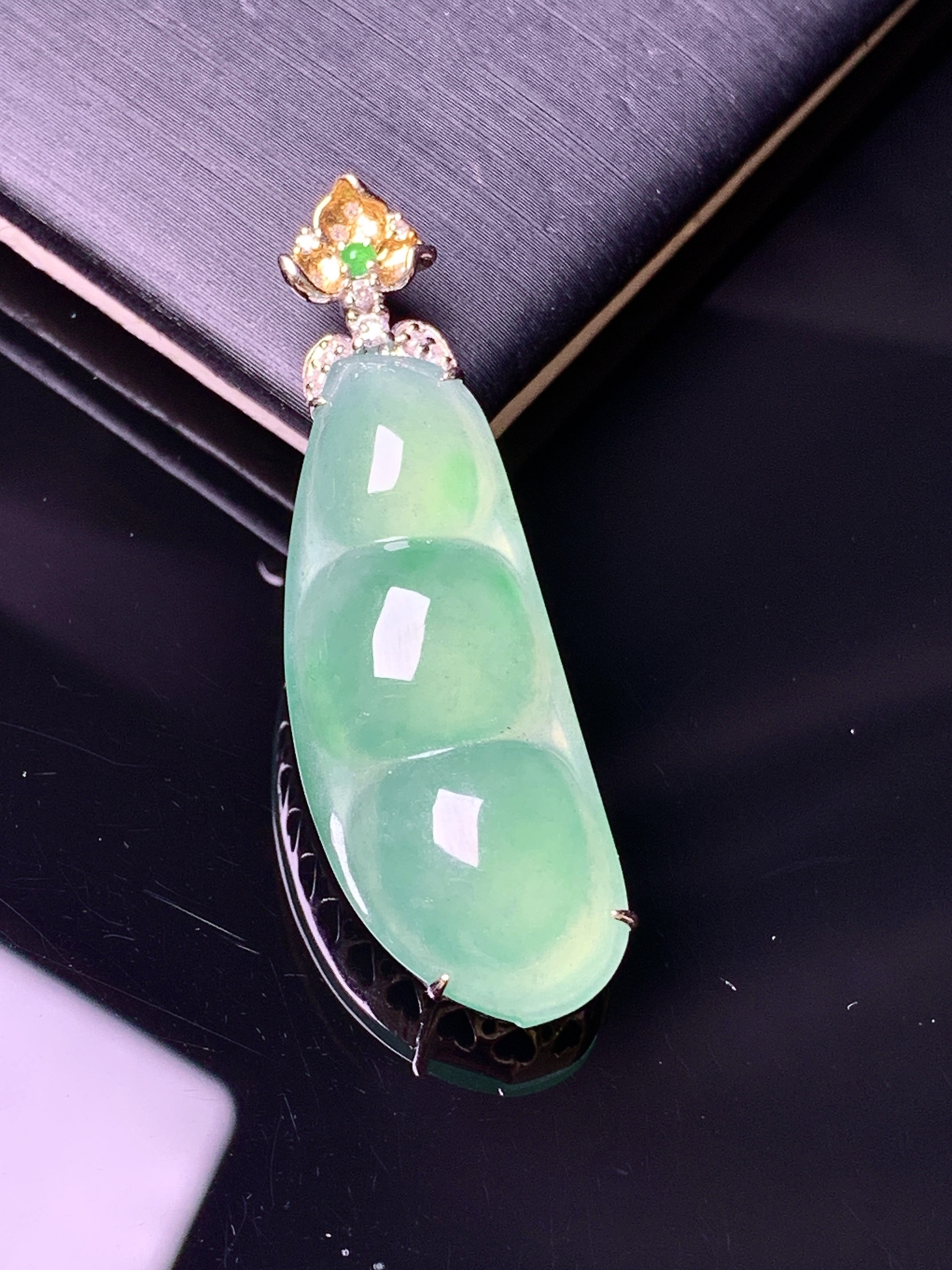 18k金钻镶嵌翠绿四季豆吊坠 玉质细腻 色泽艳丽 整体尺寸38.6*12*8yz