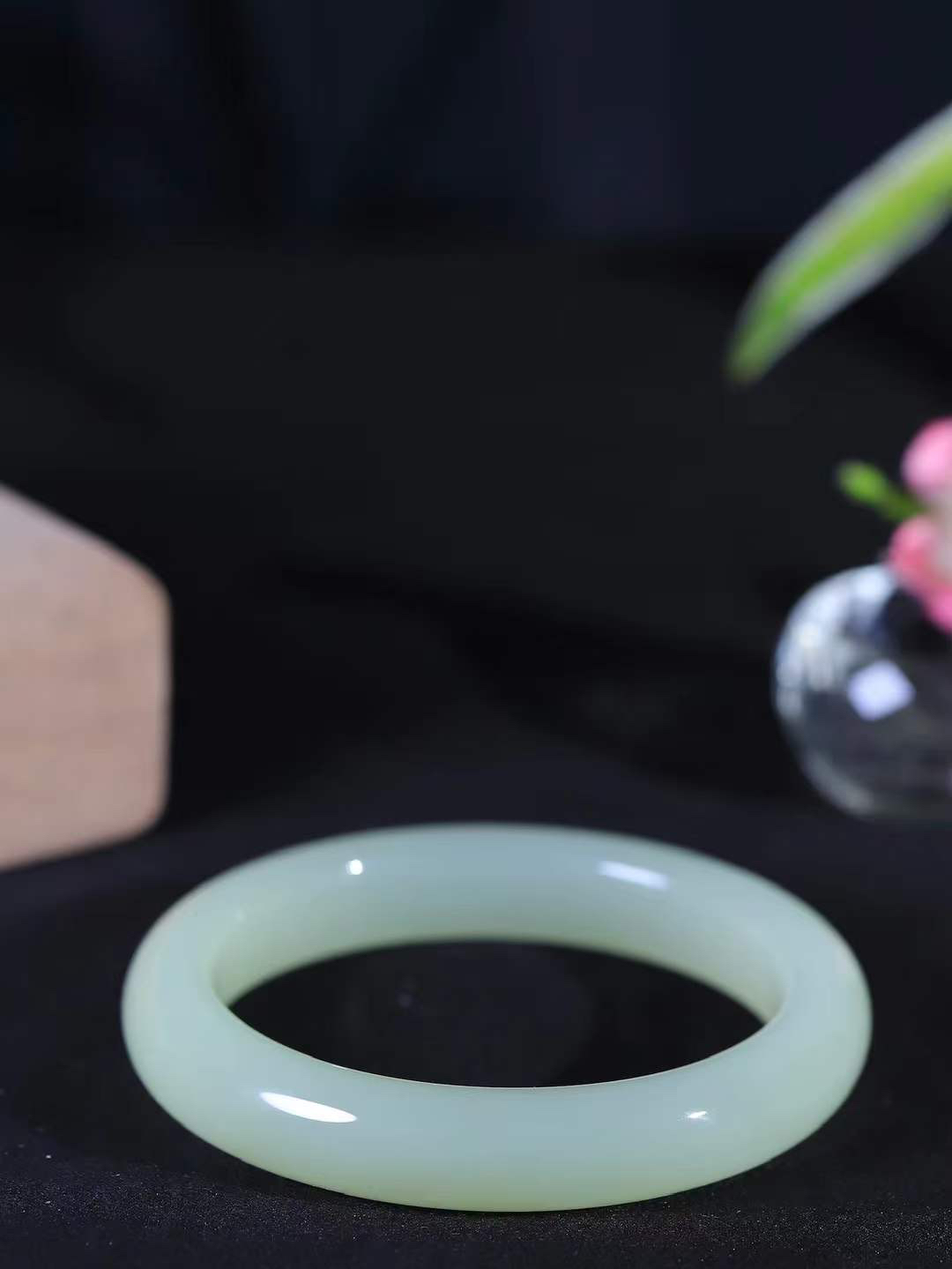 【晴水相伴.镯】

精品️和田玉晴水手镯，以其淡雅的晴水色调，成为腕间的一抹亮色。玉质细腻，触感温