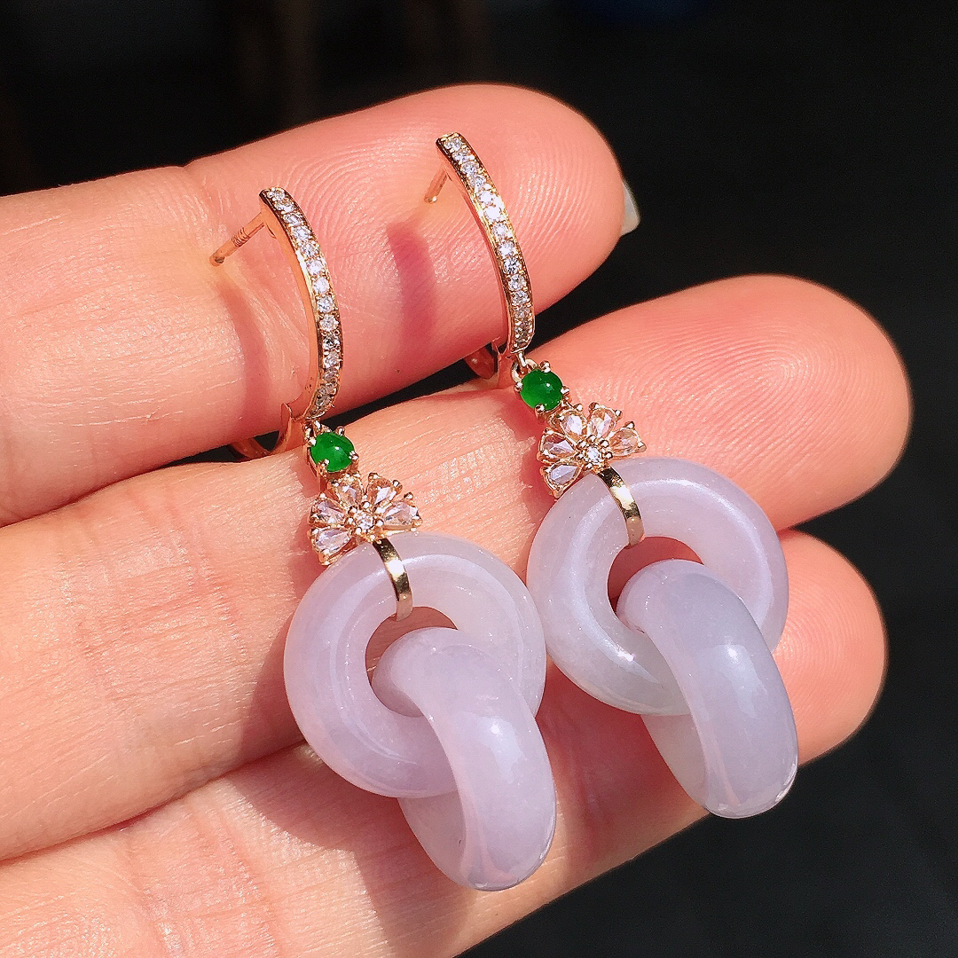 淡紫裸兰【环环相扣】耳坠，色泽均匀艳丽，玉质细腻，荧光感超
强，饱满圆润，尽显优雅气质，18k
金豪