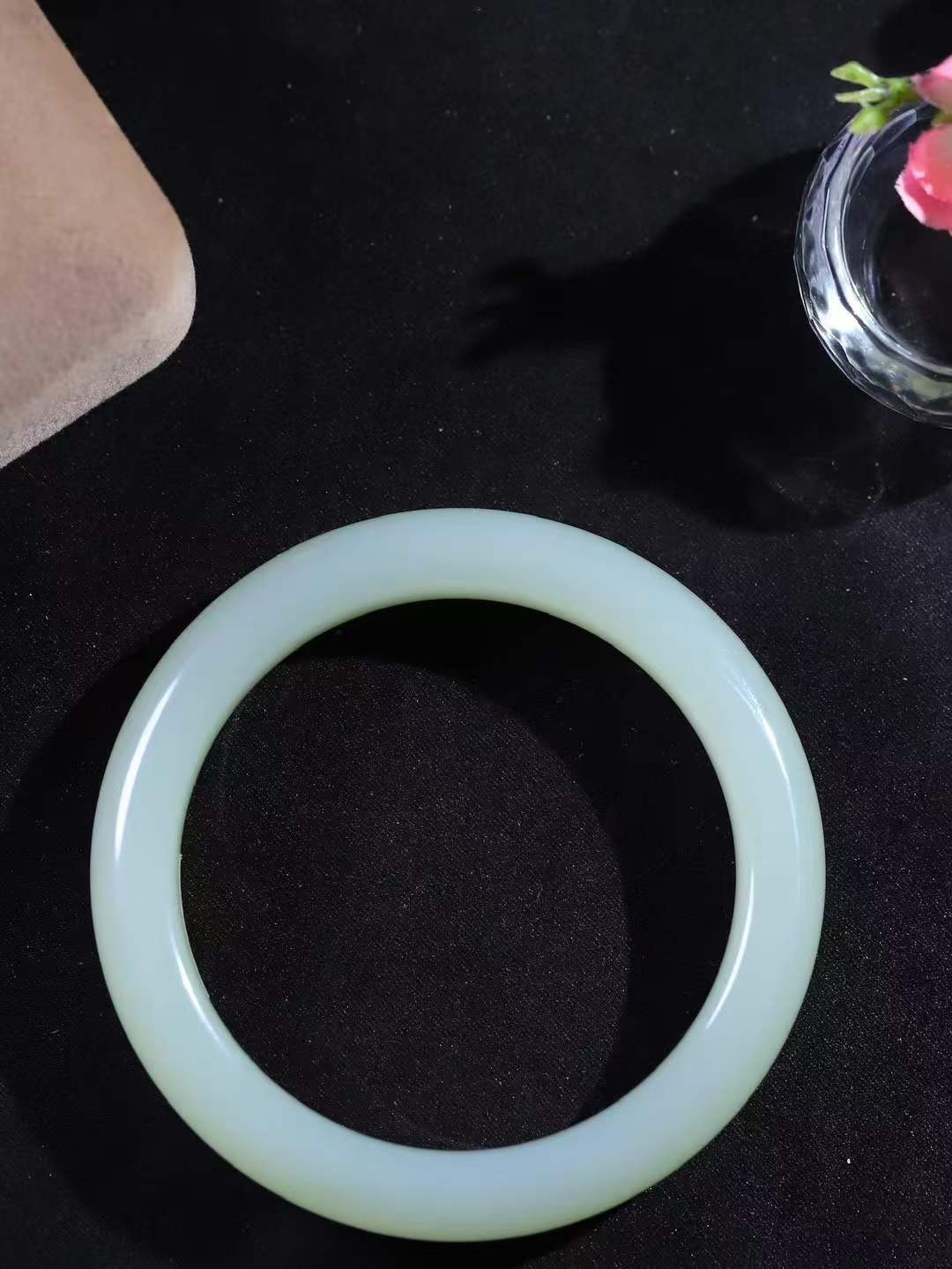 【晴水相伴.镯】

精品️和田玉晴水手镯，以其淡雅的晴水色调，成为腕间的一抹亮色。玉质细腻，触感温润，佩戴它，感受玉石的温度与自然的灵性，让每一天都充满诗意与美好。重63.2克  尺寸59.5-12.3-9.6mm   75162554AA