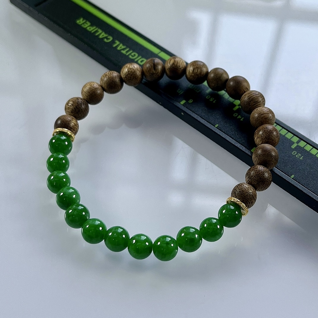 收藏级别，缅甸天然翡翠A货，卡6冰种满绿浓阳绿圆珠手串手链，尺寸：6mm/12颗，重量：6.01g，隔片为18k金，配饰为沉香木。