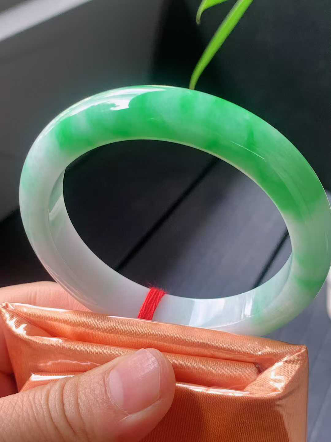 【翡翠名称】老坑种阳绿56.5正圈口翡翠手镯
【翡翠尺寸】56.5/12.2/8.6mm适合55.5-58正圈口佩戴
【翡翠描述】宝贝种老水足，玉质细腻，色泽靓丽，性价比高，佩戴效果好！
【其它赠送】权威证书/精美挂绳盒子/支持全国复检