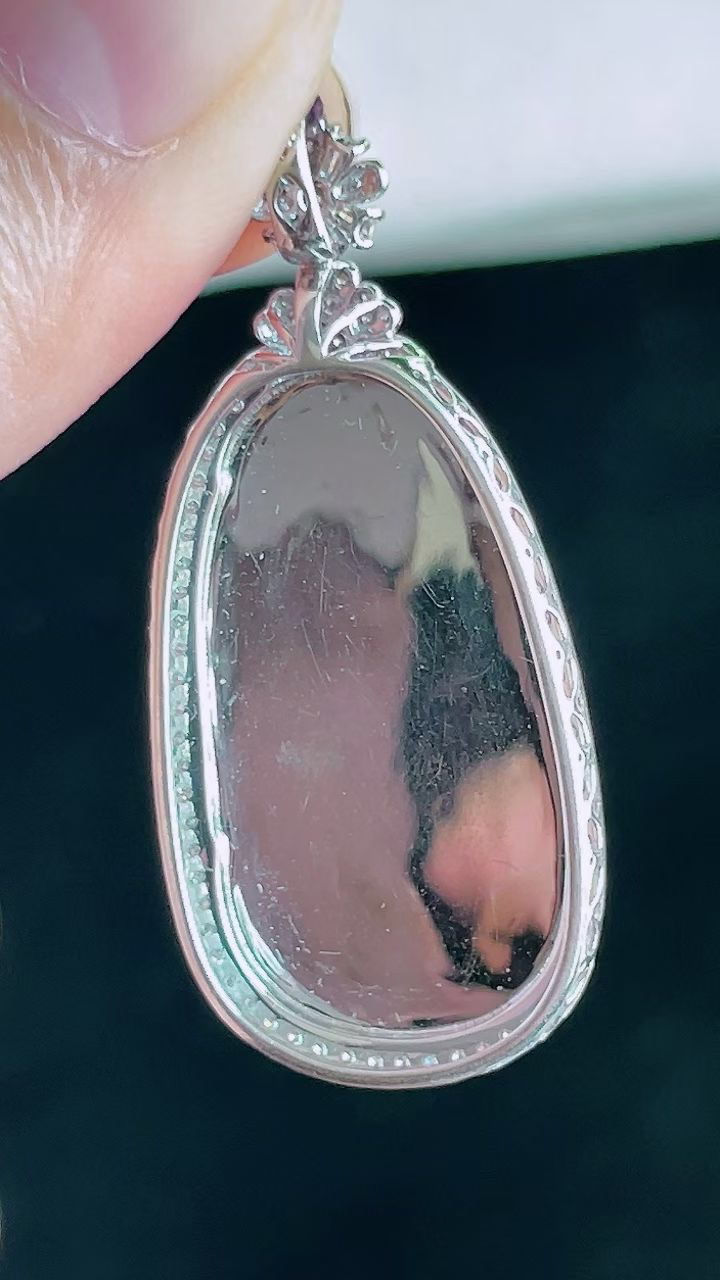 【翡翠名称】18K金豪华镶钻冰阳绿如意翡翠吊坠
【翡翠尺寸】含金40.6/18.4/8.6mm
【翡翠描述】宝贝种老水足，玉质细腻，色泽靓丽，性价比高，佩戴效果好！
【其它赠送】权威证书/精美挂绳盒子/支持全国复检