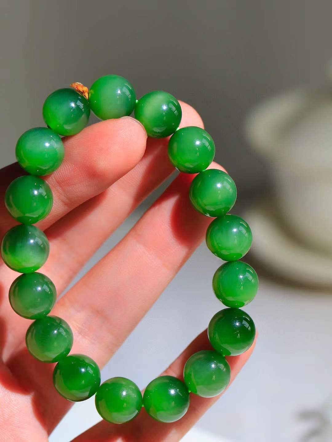 【珠圆玉润.手串】

精品️和田玉碧玉猫眼珠圆玉润手串 玉质温润细腻  整串打磨圆润，佩戴舒适。珠珠落玉盘，间关莺语花底滑，一生美好时光，无论身在何处，都有它相伴相守。事事顺遂，幸福美满，吉祥如意。重45.4克 尺寸取一11.9mm FDT-16351213