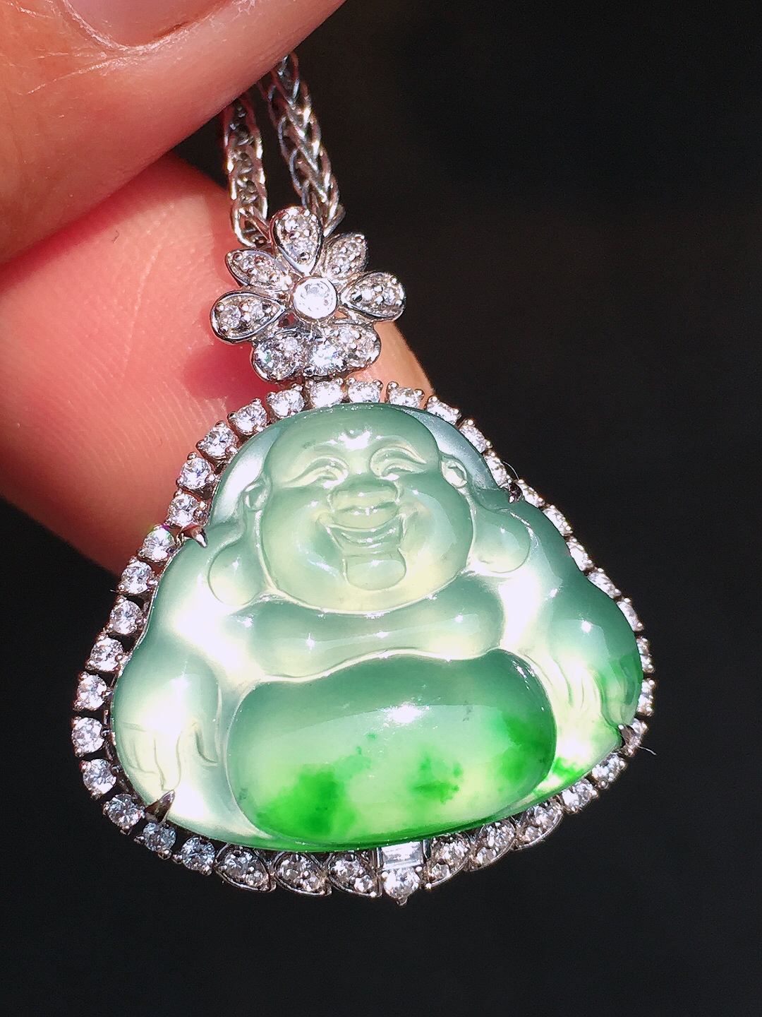 飘绿佛公吊坠，色泽艳丽，玉质细腻，荧光感超
强，饱满圆润，尽显优雅气质，18k
金豪华镶嵌
