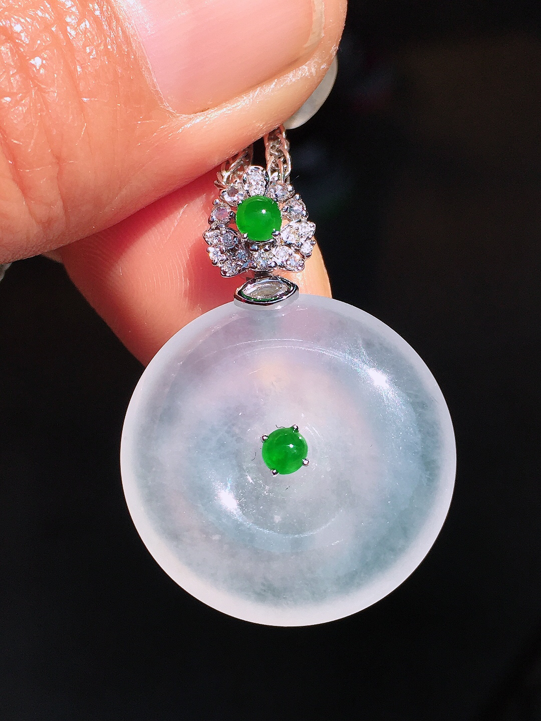 冰种平安扣吊坠，玉质细腻，荧光感超
强，饱满圆润，尽显优雅气质，18k
金豪华镶嵌