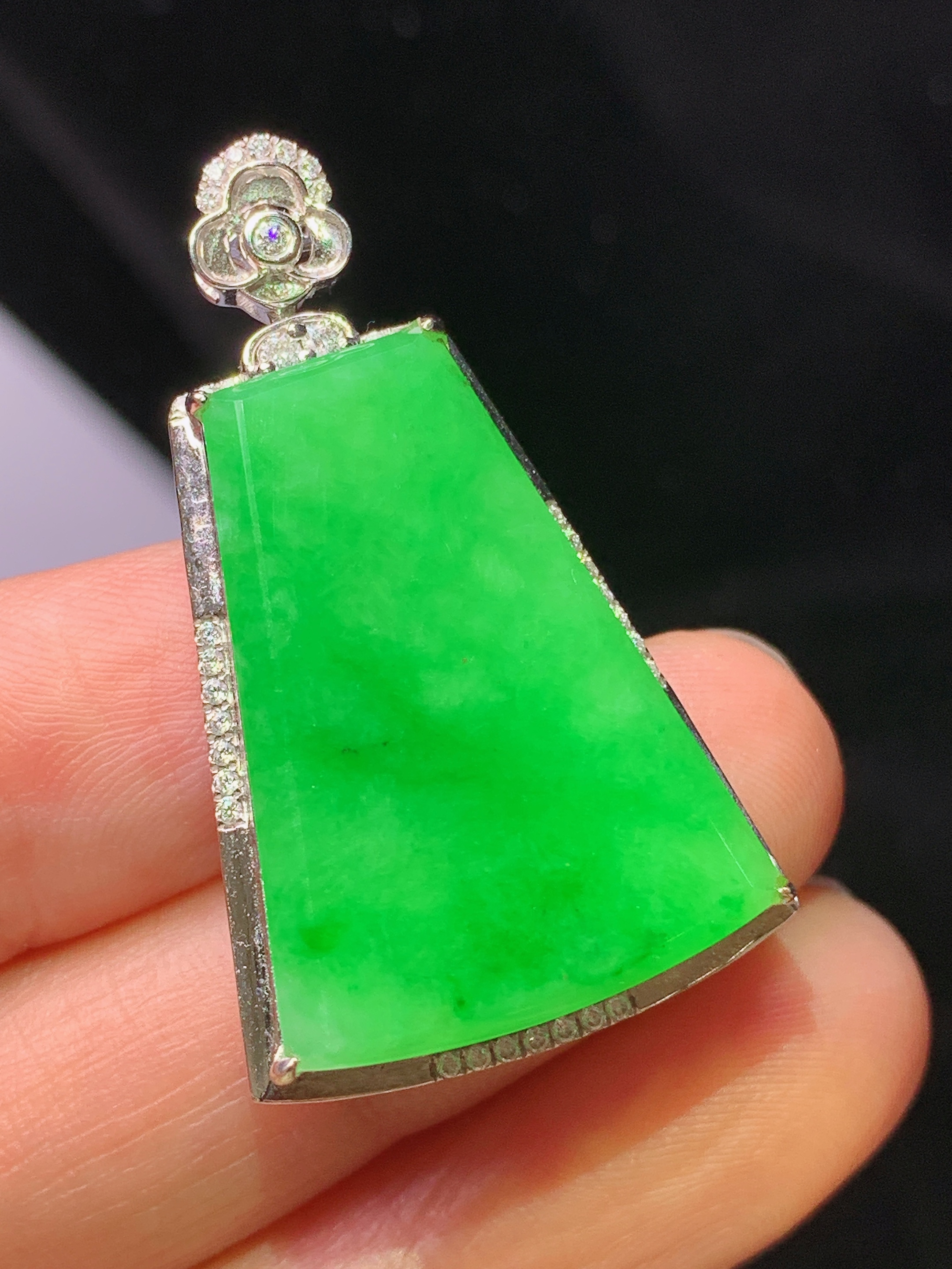 18k金钻镶嵌翠绿无事牌吊坠 玉质细腻 色泽艳丽清新 水润亮眼 整体尺寸36.5*21.8*7.5g1