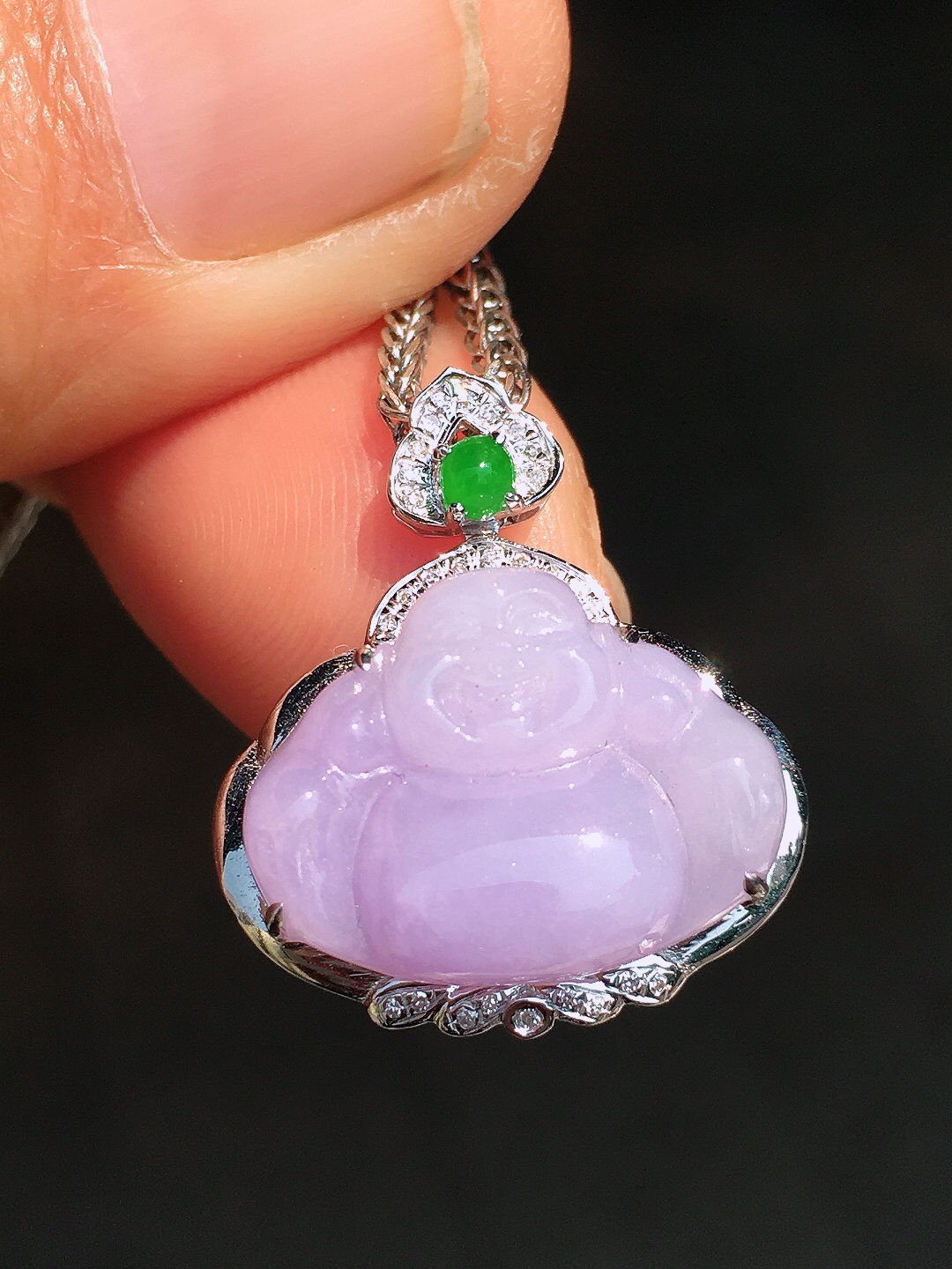 紫罗兰佛公吊坠，色泽均匀艳丽，玉质细腻，荧光感超
强，饱满圆润，尽显优雅气质，18k
金豪华镶嵌