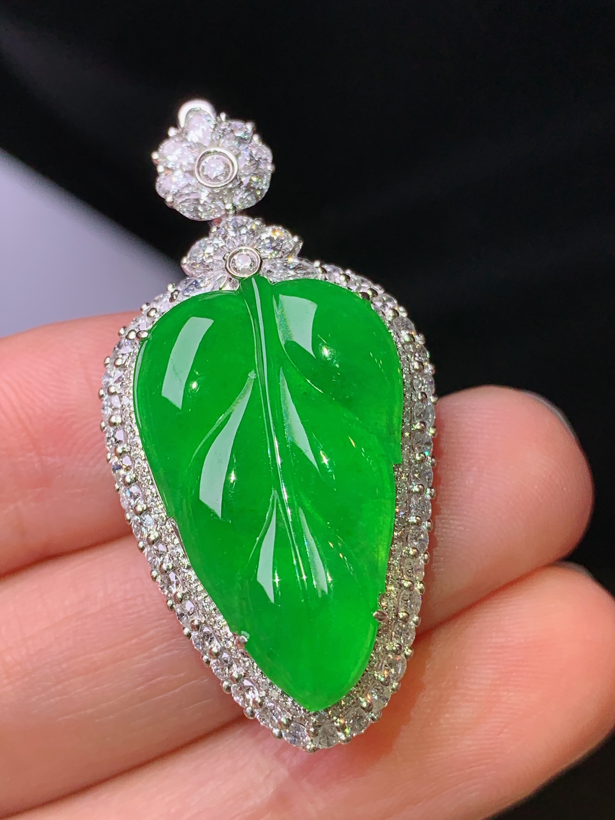 18k金钻镶嵌满绿树叶吊坠 玉质细腻 色泽艳丽清新 水润亮眼 整体尺寸38.7*19.8*9.8