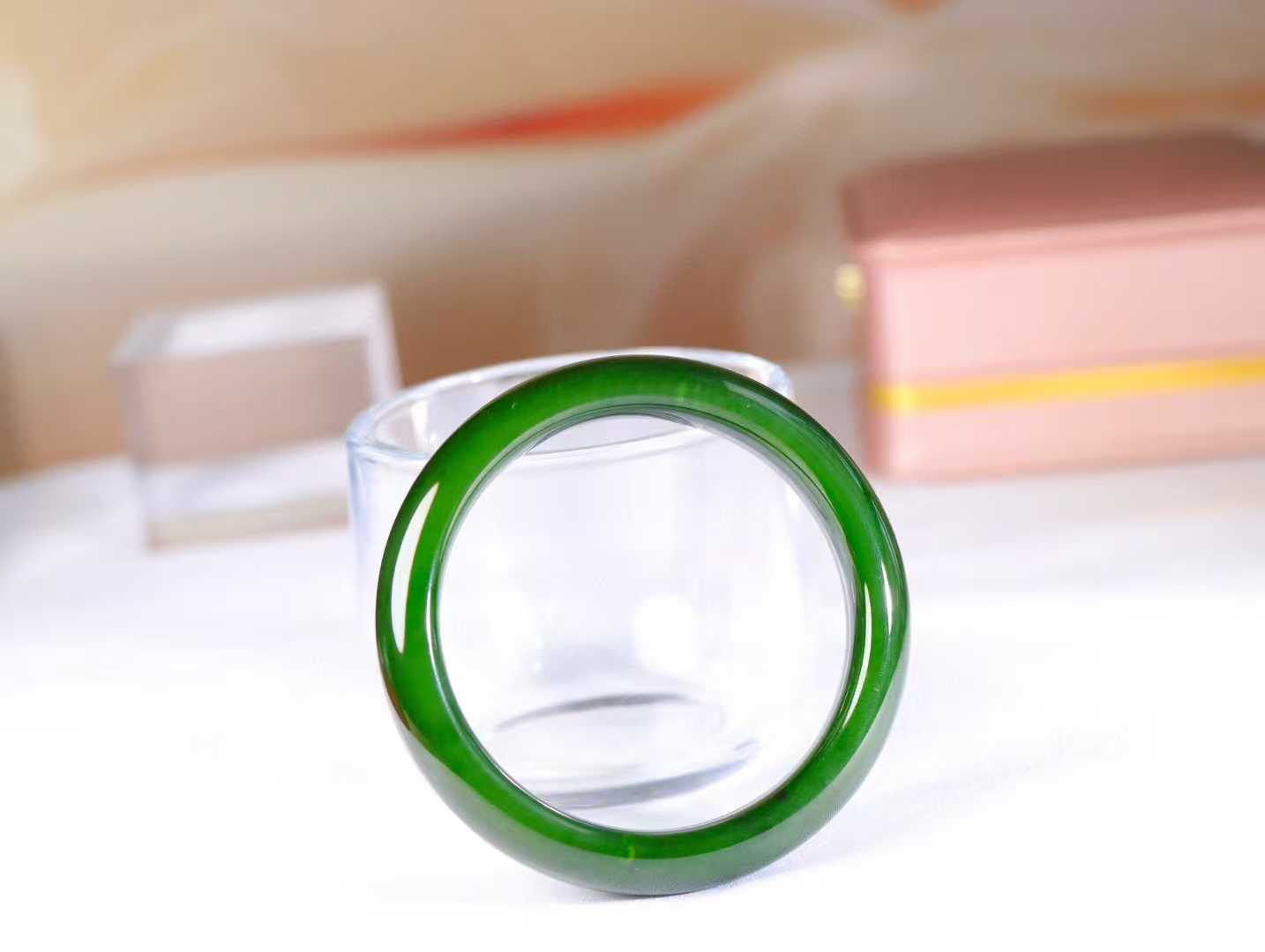 【腕间柔情】

和田玉碧玉菠菜绿手镯，俄料七号矿 红皮老料，玉质温润细腻 油性十足，色泽匀称，️款