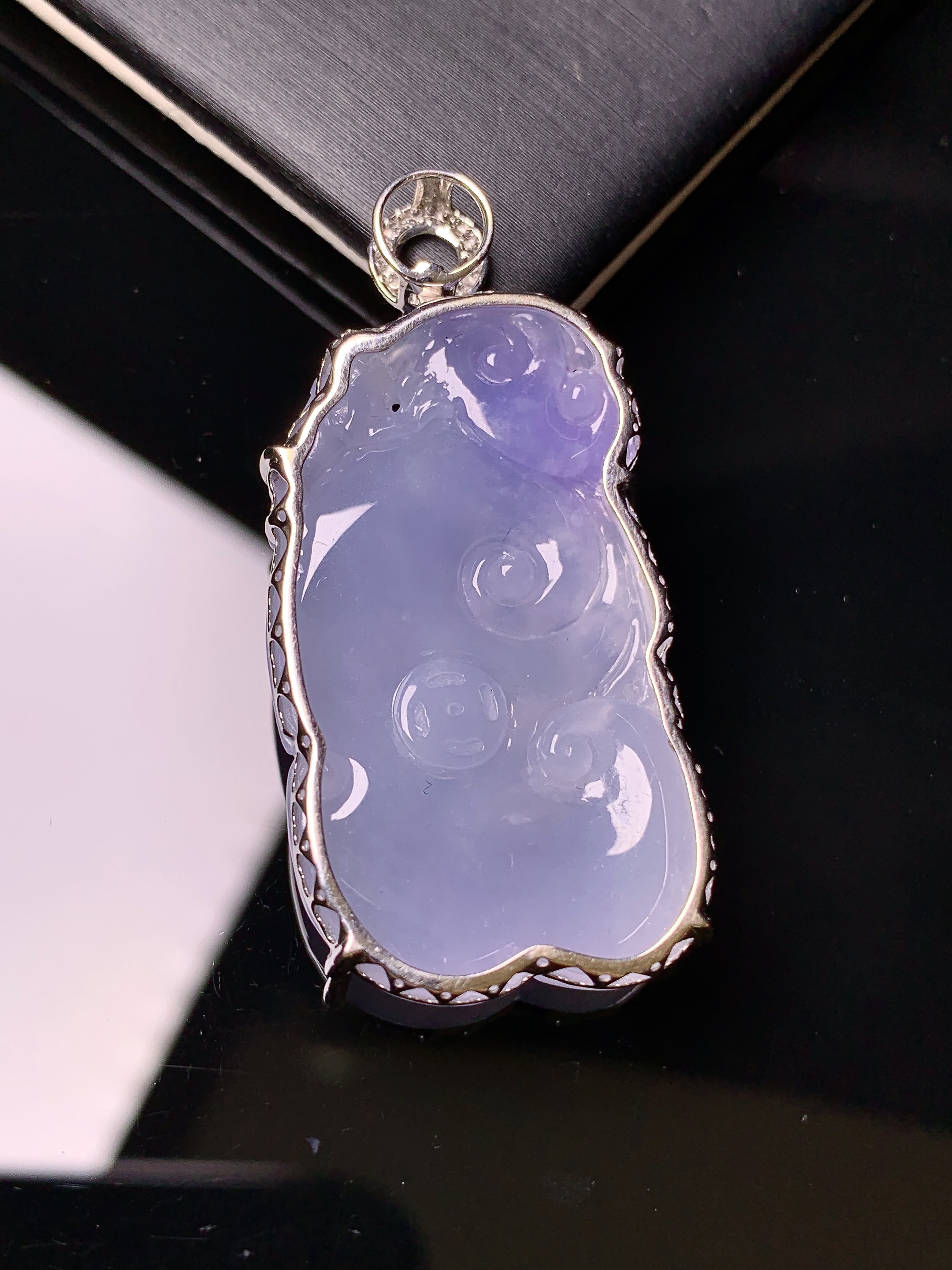 18k金钻镶嵌紫罗兰如意吊坠 玉质细腻 色泽艳丽清新 水润亮眼 整体尺寸41.3*19.8*7.3b1