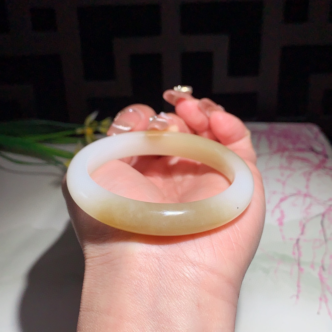 和田玉54圈口且末糖手镯！玉质细腻油润 底色纯净 无裂无棉 脂粉好，品质高。