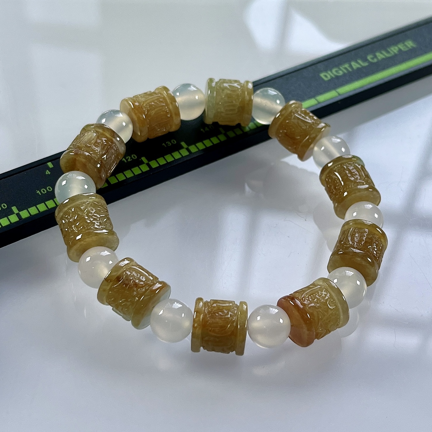 缅甸天然翡翠A货，冰种起胶黄翡冰黄六字箴言路路通手串手链，尺寸取一：高10.5直径10mm/10颗，