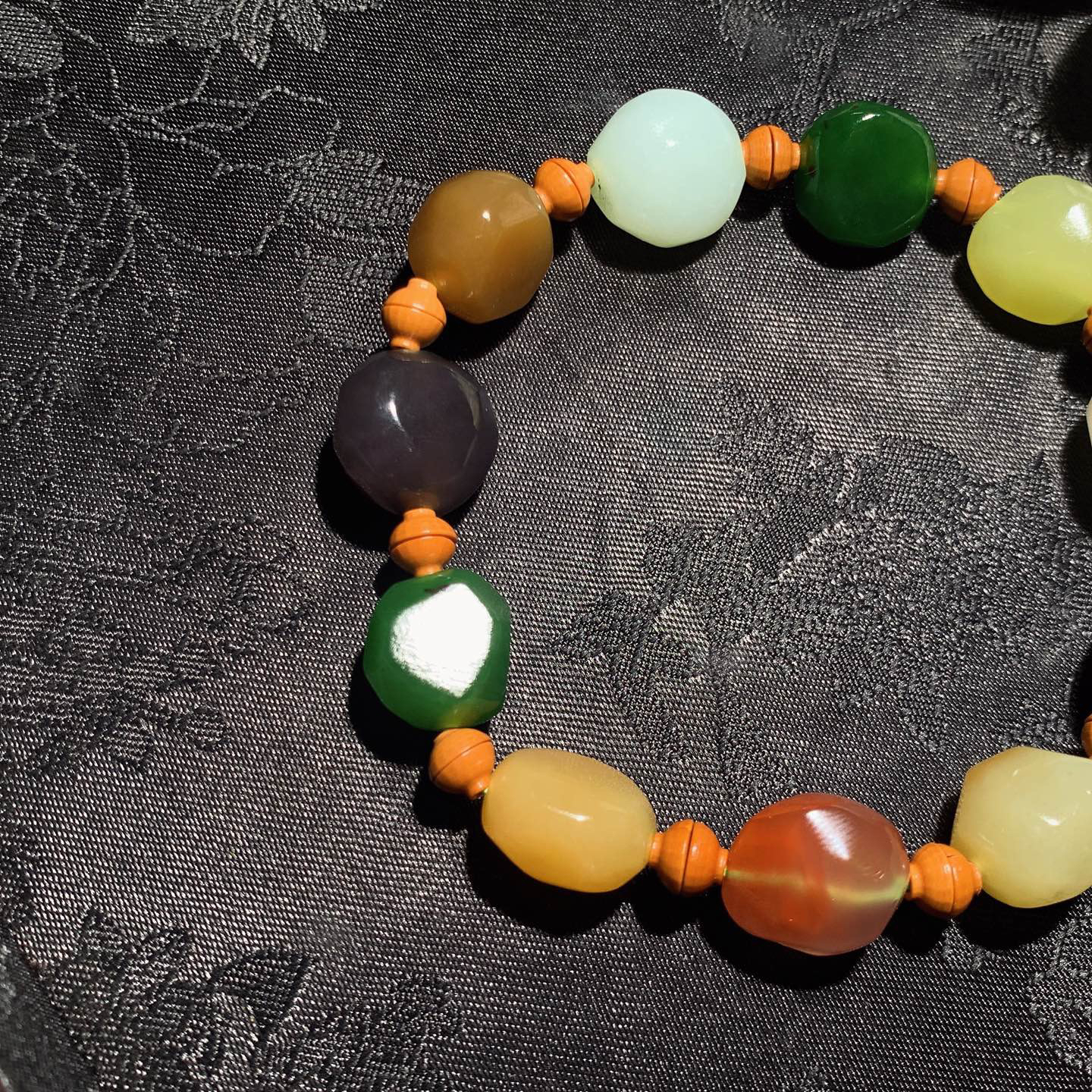 新疆和田玉且末糖随形多宝手串！单颗尺寸12/9！玉质细腻油润。手推出油。佩戴高端典雅。lt260313