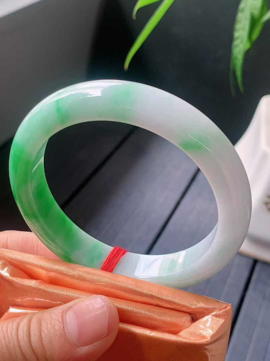 【翡翠名称】老坑种阳绿56.5正圈口翡翠手镯
【翡翠尺寸】56.5/12.2/8.6mm适合55.5-58正圈口佩戴
【翡翠描述】宝贝种老水足，玉质细腻，色泽靓丽，性价比高，佩戴效果好！
【其它赠送】权威证书/精美挂绳盒子/支持全国复检