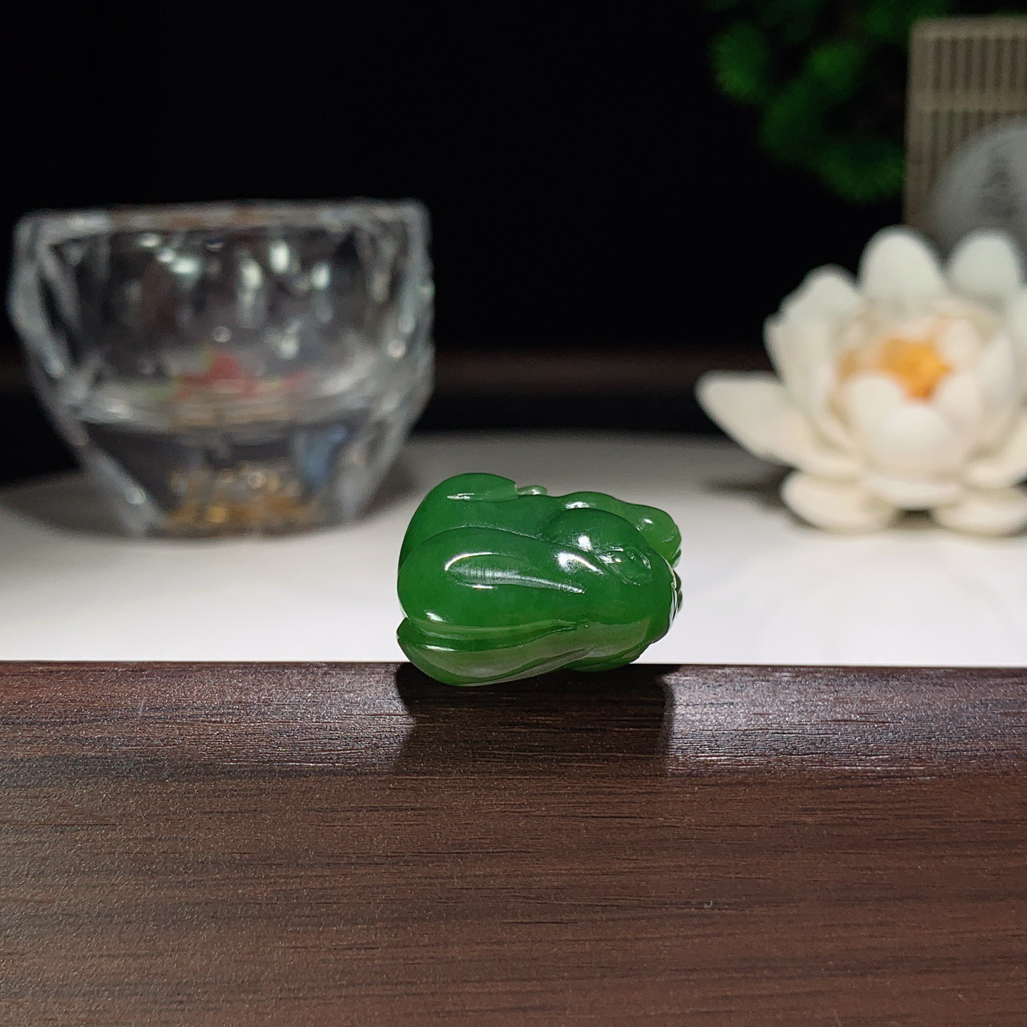 和田玉阳绿俄罗斯碧玉兔子挂件。尺寸20/14/20重9.6克。玉质细腻油润。手推出油。佩戴高端典雅。lt260310