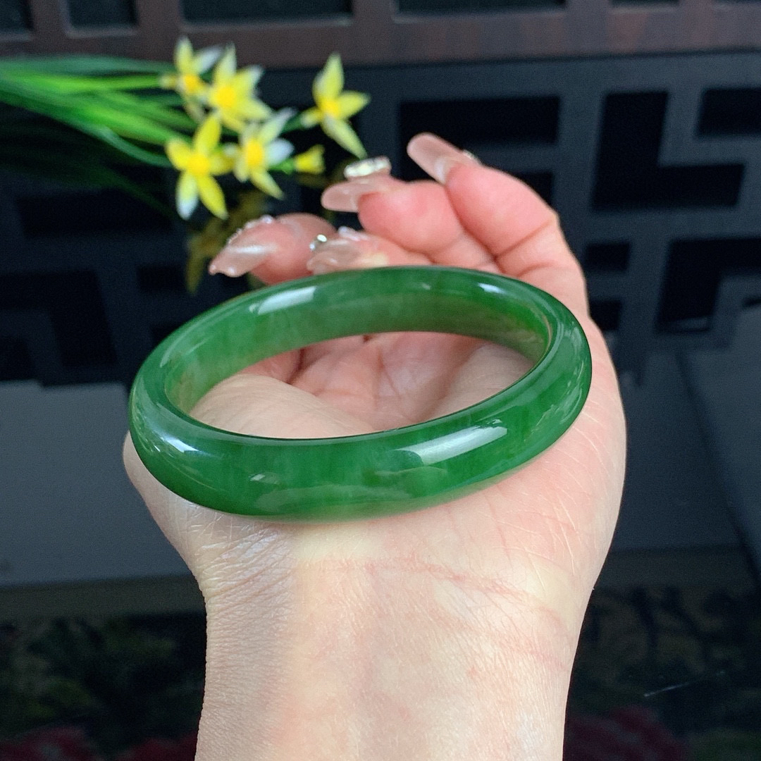 和田玉碧玉57圈口菠菜绿碧玉手镯，玉质细腻油润 底色纯净 无裂无棉 脂粉好，品质高。