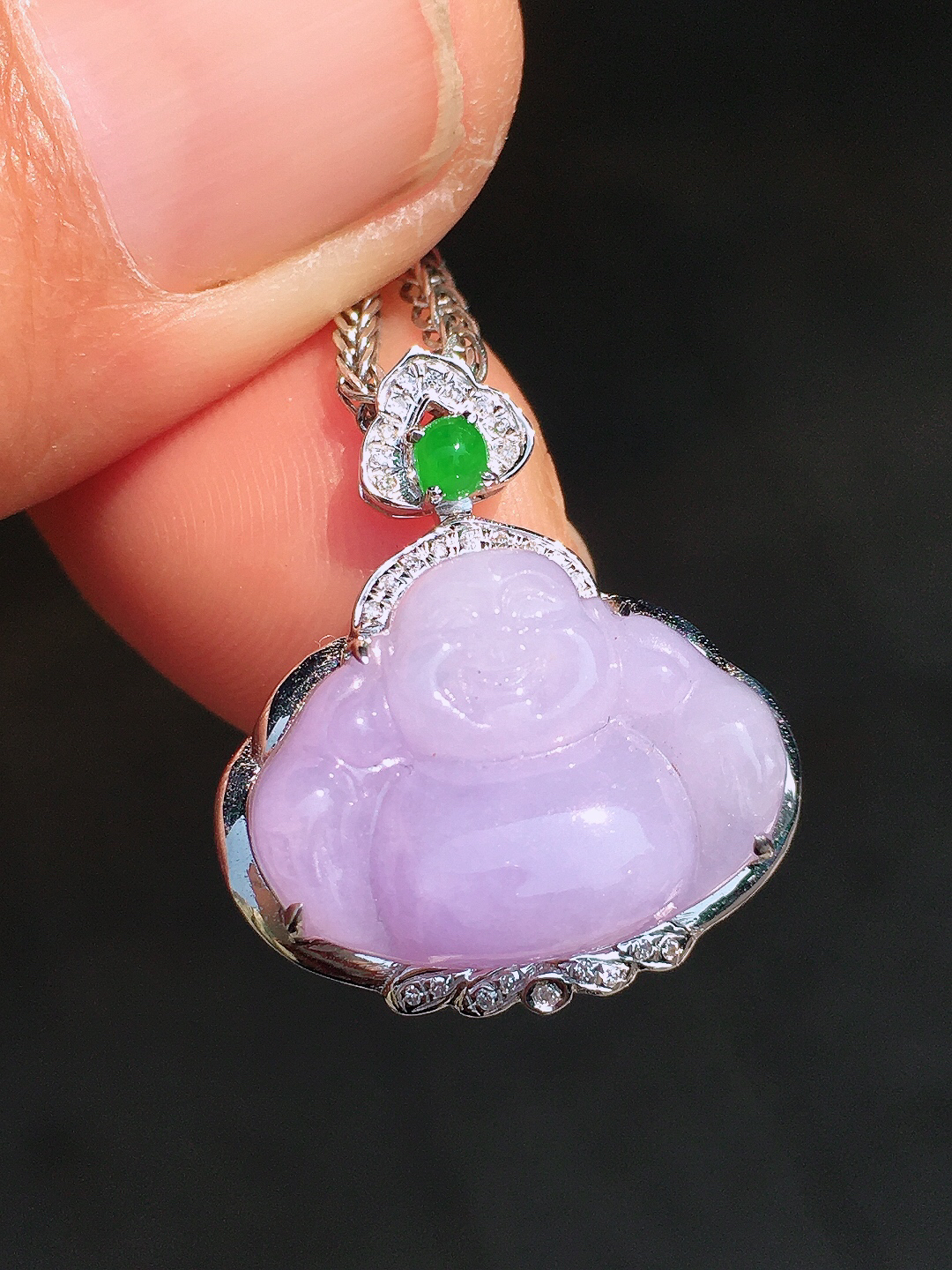 紫罗兰佛公吊坠，色泽均匀艳丽，玉质细腻，荧光感超
强，饱满圆润，尽显优雅气质，18k
金豪华镶嵌