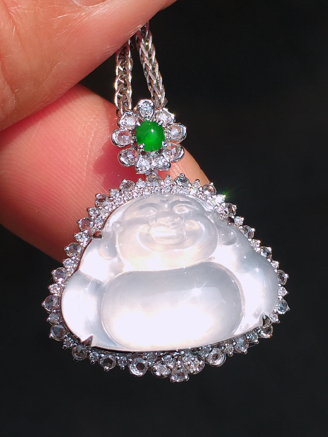 冰种佛公吊坠，玉质细腻，荧光感超
强，饱满圆润，尽显优雅气质，18k
金豪华镶嵌