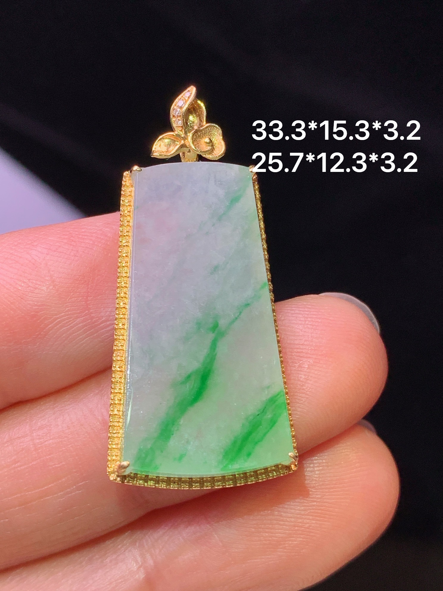 18k金钻镶嵌飘绿无事牌吊坠 玉质细腻 色泽艳丽 整体尺寸33.3*15.3*3.2j1