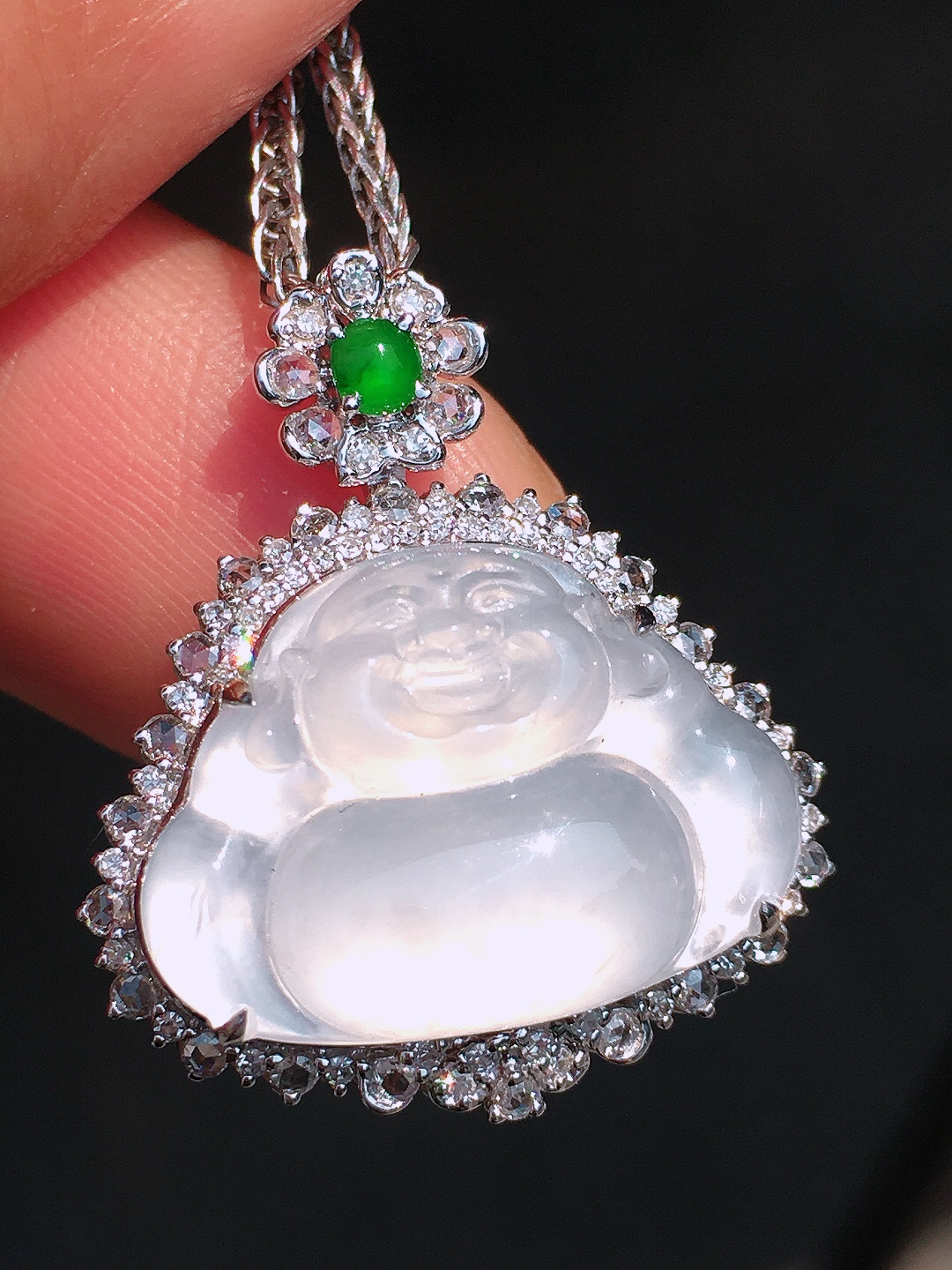 冰种佛公吊坠，玉质细腻，荧光感超
强，饱满圆润，尽显优雅气质，18k
金豪华镶嵌