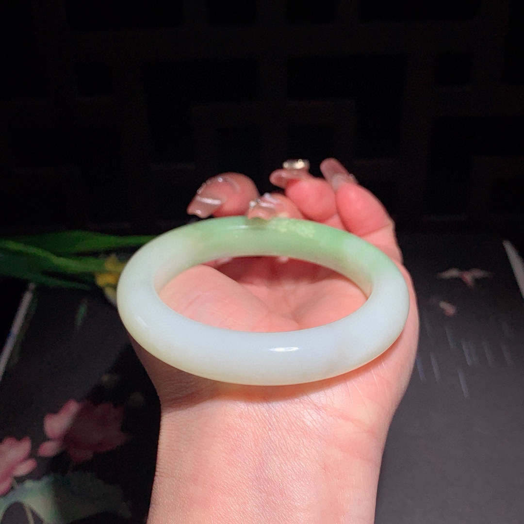 和田玉55圈口翠青手镯！玉质细腻油润 底色纯净 无裂无黑 脂粉好，品质高