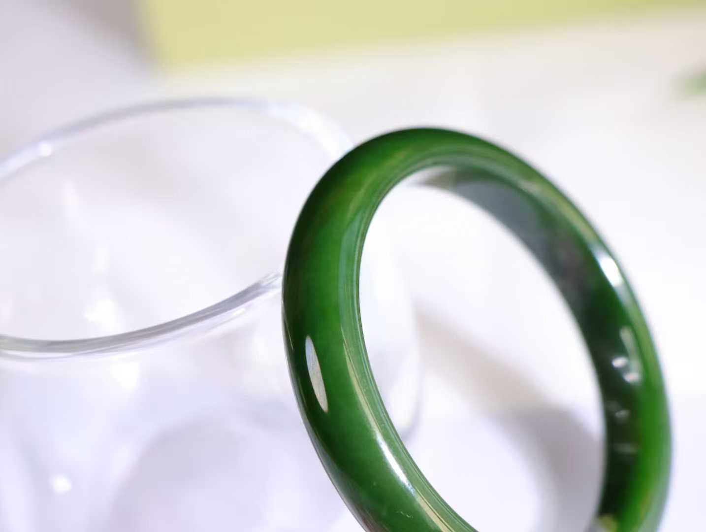 【腕间柔情】

和田玉碧玉菠菜绿手镯，俄料七号矿 红皮老料，玉质温润细腻 油性十足，色泽匀称，️款式精美时尚，佩戴美观惹眼，美自天成，婉约之美，举手投足间透出那份低调奢华。

重37.6克 圈口53.5mm尺寸53.5-11-7mm O18823207130