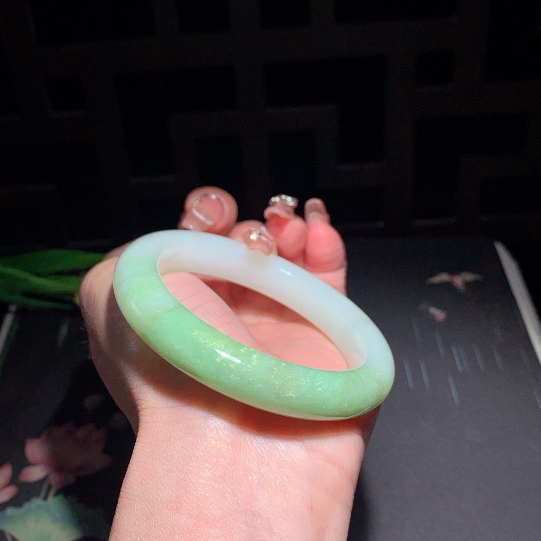 和田玉55圈口翠青手镯！玉质细腻油润 底色纯净 无裂无黑 脂粉好，品质高