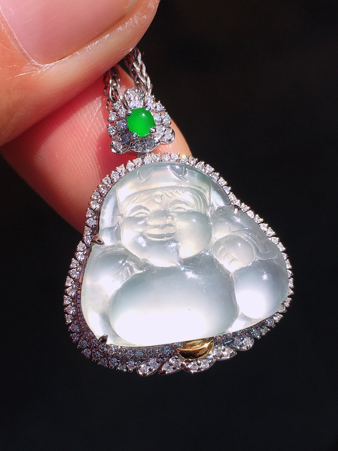 冰种佛公吊坠，玉质细腻，荧光感超
强，饱满圆润，尽显优雅气质，18k
金豪华镶嵌