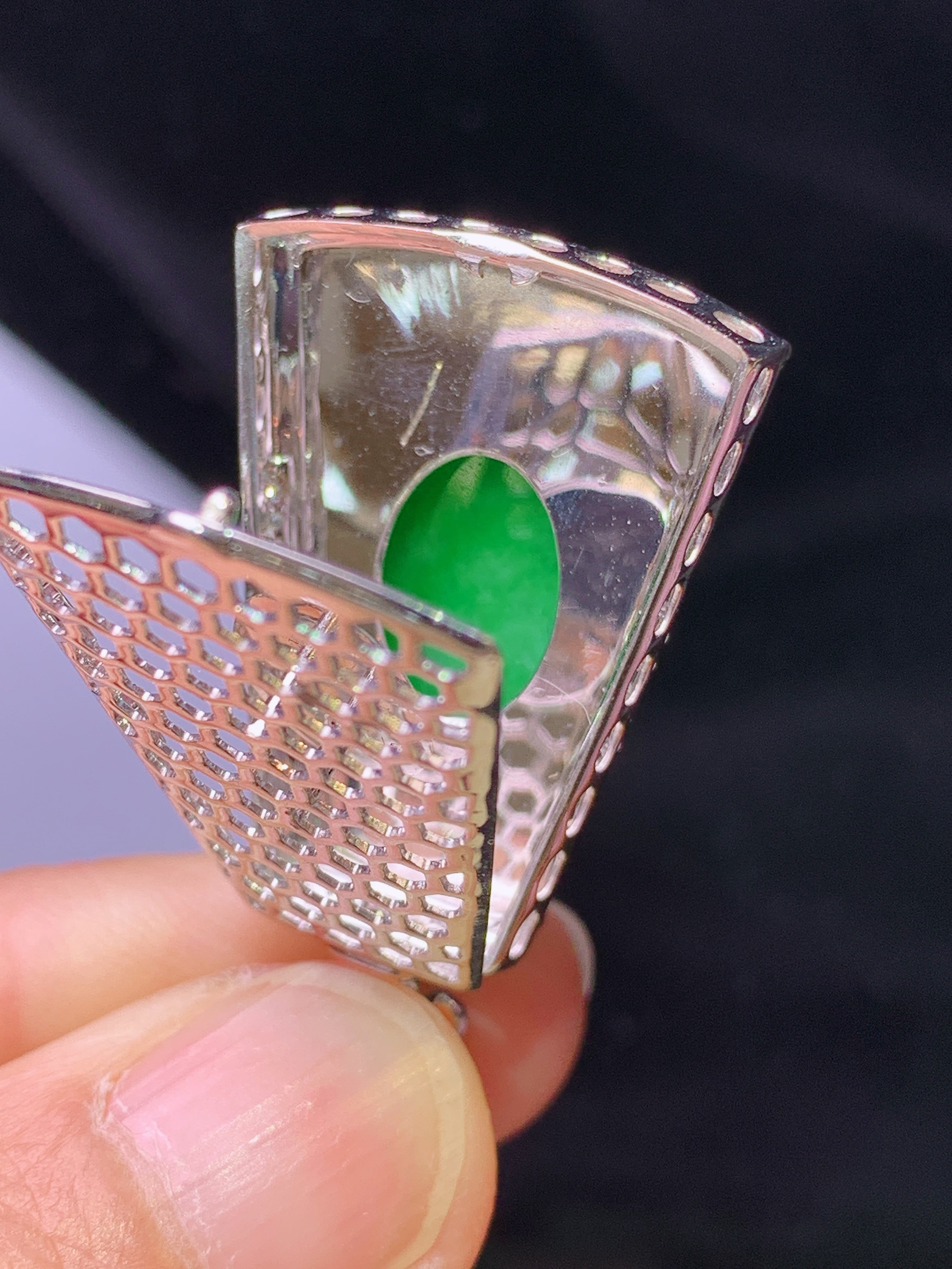 18k金钻镶嵌翠绿无事牌吊坠 玉质细腻 色泽艳丽清新 水润亮眼 整体尺寸36.5*21.8*7.5g1