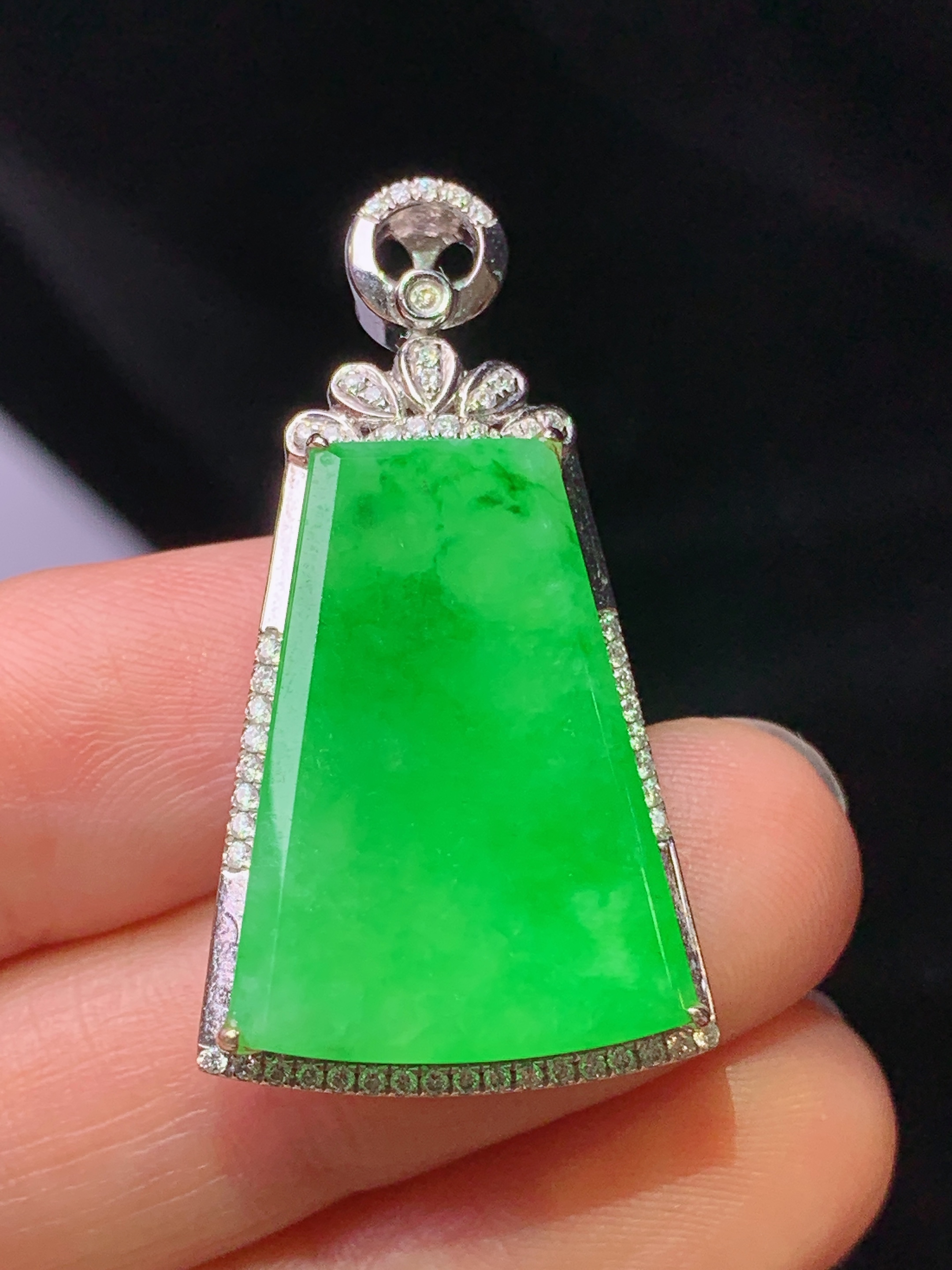 18k金钻镶嵌翠绿无事牌吊坠 玉质细腻 色泽艳丽清新 水润亮眼 整体尺寸35.2*18.8*7g1