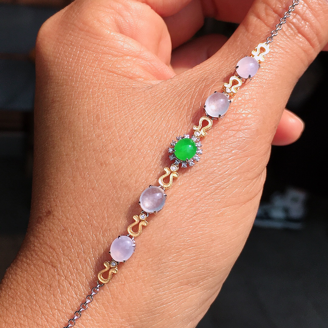 （冰+绿）二合一手链，色泽均匀艳丽，玉质细腻，荧光感超
强，饱满圆润，尽显优雅气质，18k
金豪华镶