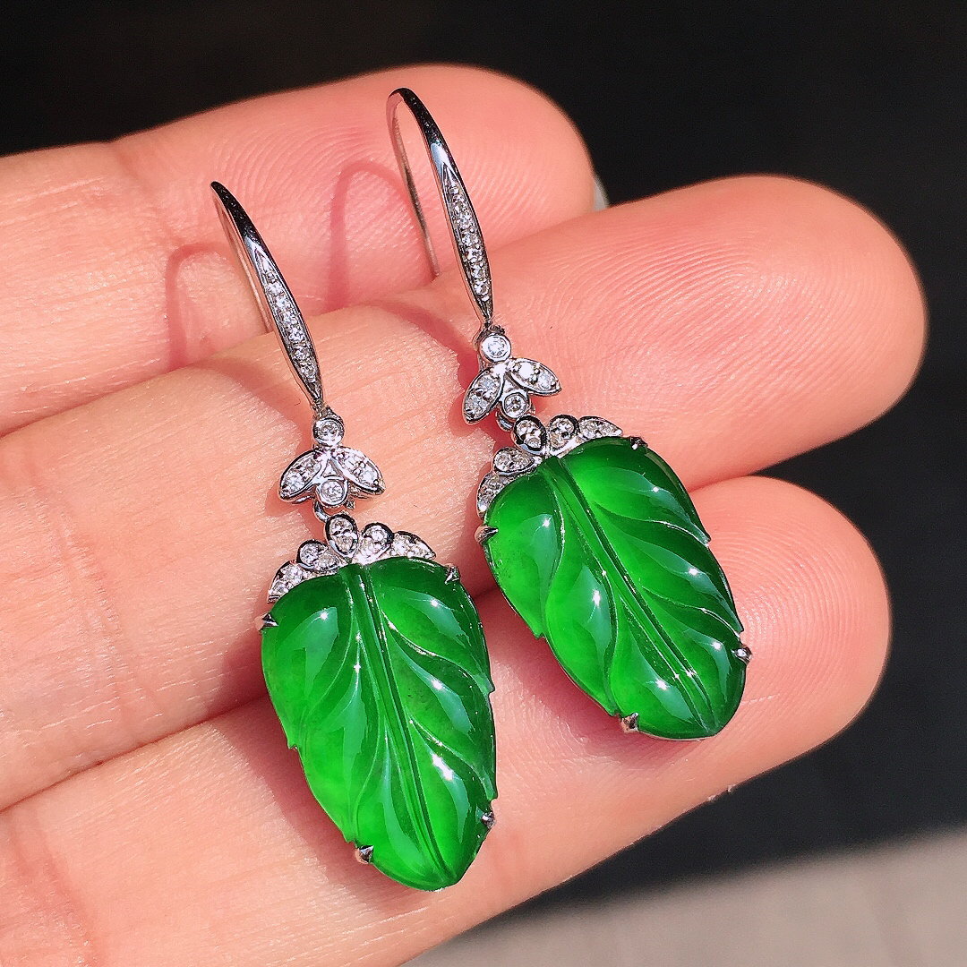 阳绿玉叶耳坠，色泽均匀艳丽，玉质细腻，荧光感超
强，饱满圆润，尽显优雅气质，18k
金豪华镶嵌