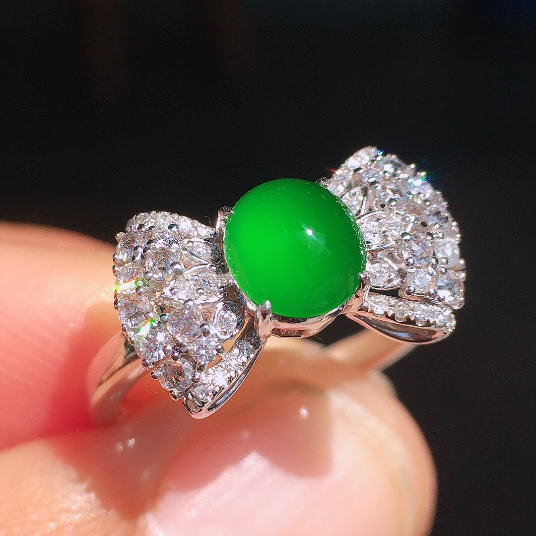 阳绿蛋面戒指，色泽均匀艳丽，玉质细腻，荧光感超
强，饱满圆润，尽显优雅气质，18k
金豪华镶嵌