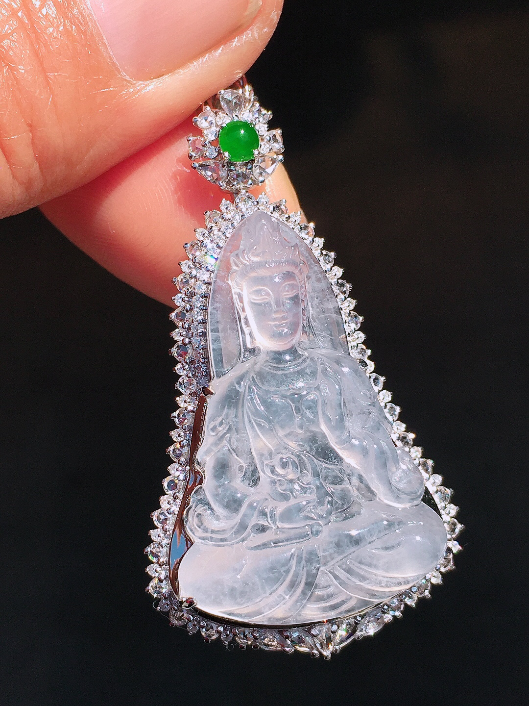 冰种观音吊坠，玉质细腻，荧光感超
强，饱满圆润，尽显优雅气质，18k
金豪华镶嵌